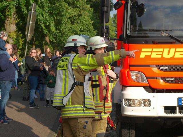 Es erfolgte ein genaue Einweisung in die Lage vor Ort | Foto: Stefan Braun / Feuerwehr