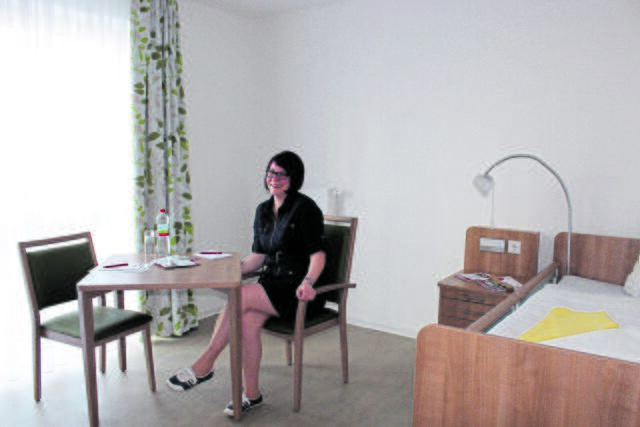 Residenzleiterin Loreen Fischer in einem der hellen Bewohnerzimmer   Fotos: sb