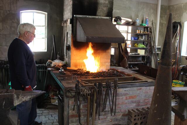 Schmiedearbeiten am offenen Feuer | Foto: sb