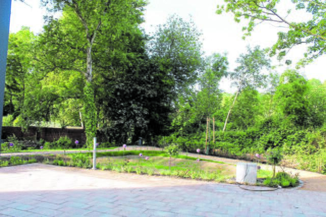 Zum Verweilen im Grünen gibt es mehrere Terrassen und große Balkone