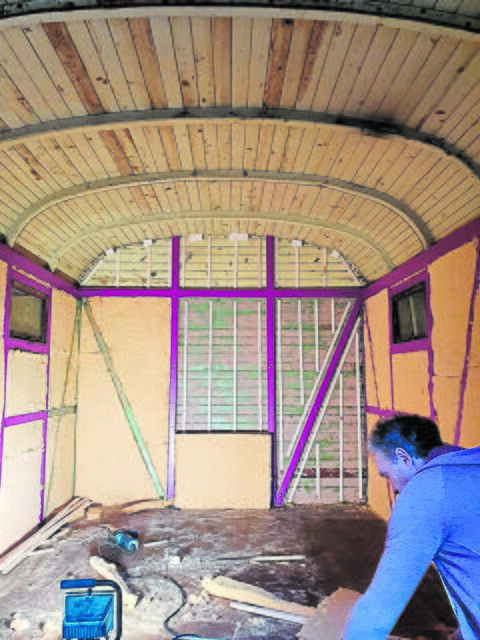 Ausbau eines Packwagens und das Ergebnis (kl. Bild) | Foto: Seitz