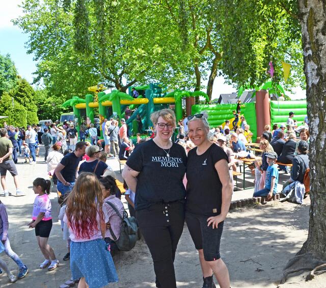 Schulvereinsvorsitzende Nadine Sieghold (li.) und 
zweite Vorsitzende Janine Sielaff waren begeistert von der Resonanz beim Fest zum 40. Fördervereins-Geburtstag 