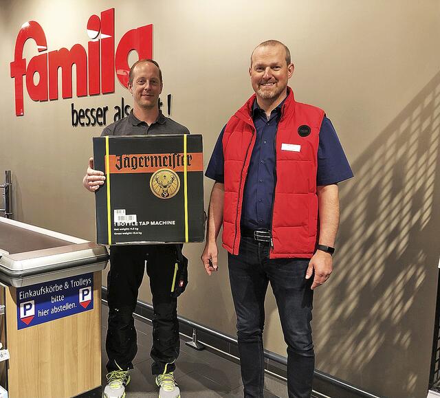 Jörg Pantoleit (li.) erhielt seinen Gewinn von Heiko Tank, famila-Warenhausleiter in Jesteburg  | Foto: famila