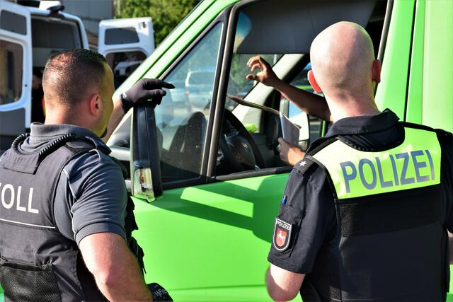 Polizei und Zoll kontrollierten zahlreiche Autofahrer | Foto: Polizei