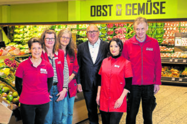 Das Team der Obst- und Gemüseabteilung (v. li.): Christiane Augustin, Anette Poppe, Andrea Röhl, Herr Beckmann, Roseline Kizil und Nils Werner  | Foto: Till von Rennenkampff