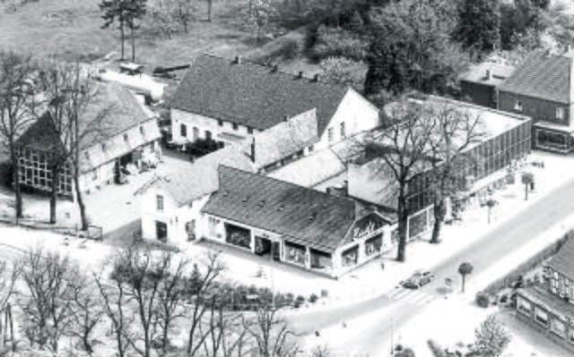 Das Kaufhaus Bade etwa im Jahr 1970. Herrlich, wie wenig Verkehr es mit einem VW Käfer damals auf der Bahnhofstraße gab. Die Gebäude links sind inzwischen dem großen Parkplatz gewichen  | Foto: Archiv Bade