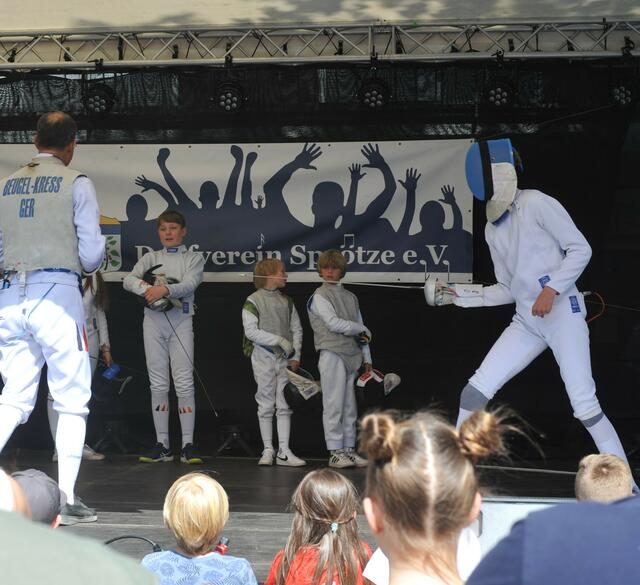 Die Mitglieder diverser Vereine führen Sportliches auf der Bühne vor | Foto: Dorfverein Sprötze e.V.