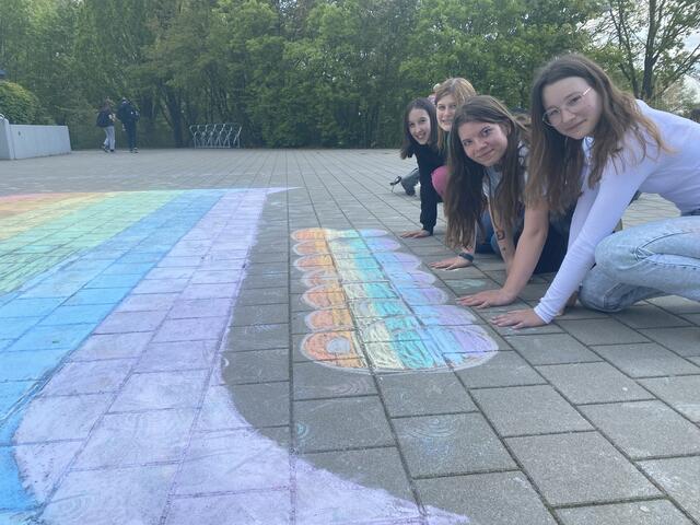 Malten eine Regenbogenflagge als Demonstration für Toleranz auf den Schulhof (v. li.): die IGS-Schülerinnen Yuki, Nele, Joy und Klara | Foto: IGS Seevetal