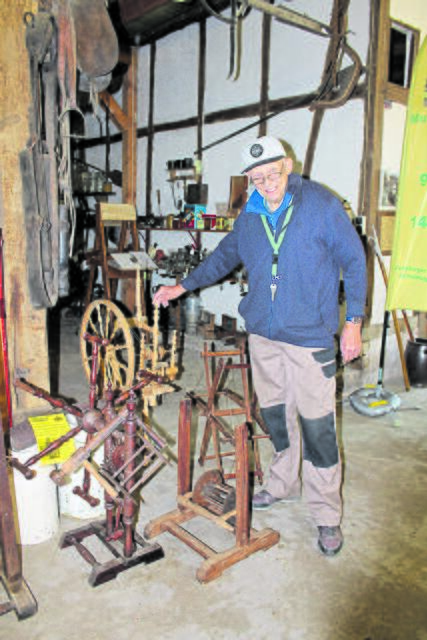 Gerade hat Wolfgang Meyer diese Spinnräder vorsorglich gegen einen Holzwurmbefall behandelt | Foto: pöp