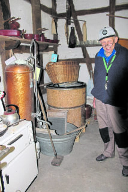 Wolfgang Meyer kennt alle Ausstellungsstücke, wie diesen alten Badeofen, der mit Holz oder Briketts beheizt wurde | Foto: pöp