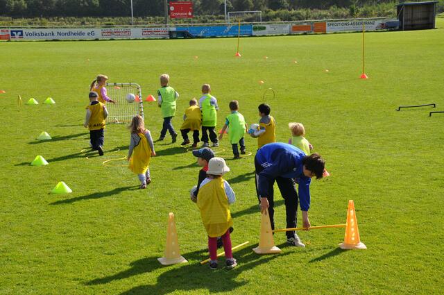 Tolle Kooperation: Bei der Ballschule trainieren Bundesfreiwilligendienstler des Buchholzer FC die Mädchen und Jungen aus Buchholzer Kindergärten | Foto: BFC