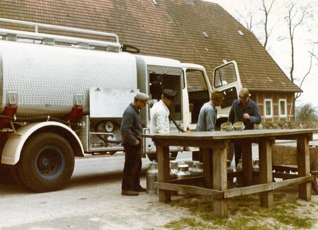 Früher wurde durch den Bauern frisch gemolkene Milch in Kannen an und auf die Milchbank gestellt und dann per Tankwagen zur Molkerei gebracht | Foto: Studtmann