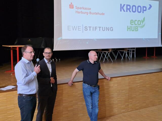 Gemeinsam engagiert für die grüne Transformation (v. li.): Axel Horstmann (Kroop und Co.), Stefan Weber (Sparkasse Harburg-Buxtehude) und Björn Wiele (Multivision e.V.). | Foto: Sparkasse Harburg-Buxtehude