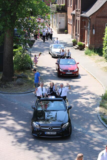 Beim Festumzug am Sonntag: die Majestäten mit Gefolge in ihren "Königswagen" | Foto: ce