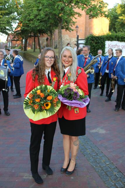 Damenbeste Lea Stöckmann (li.) mit Adjutantin Kimberly Hauff | Foto: ce