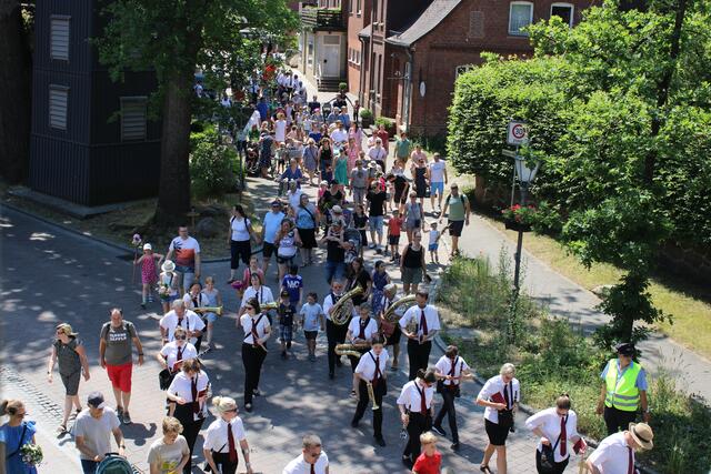 Zahlreiche kleine und große Salzhäuser folgten beim Festumzug am Sonntag den Majestäten und dem Blasorchester MTV Salzhausen durch die Straßen zum Kinderfest auf dem Schützenplatz | Foto: ce