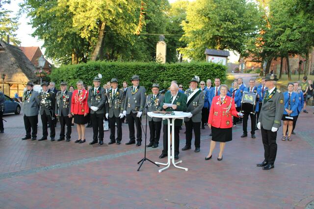 Ehrungen gleich in Serie: Adolf "Alf" Wübbe (vorne am Tisch) vom Schützenverband Nordheide und Elbmarsch zeichnete zum Start des Festes zahlreiche Salzhäuser Schützen aus | Foto: ce
