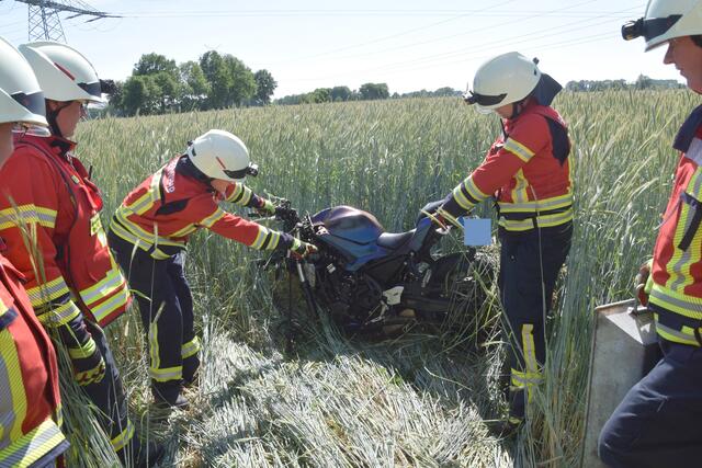 Die Einsatzkräfte holten die Motorräder vom Acker und sammelten die Trümmer ein | Foto: Feuerwehr Harsefeld / Günter Kachmann