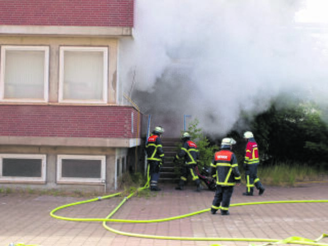 Die Feuerwehr übte die Brandbekämpfung in einem Gebäude. Disconebel sorgte für eine realistische Darstellung des Geschehens | Foto: Stefan Braun/Feuerwehr