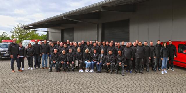 Stolz auf ein halbes Jahrhundert erfolgreiche Firmengeschichte: das Team von Ladenbau Gerdes   | Foto: Sascha Bett 