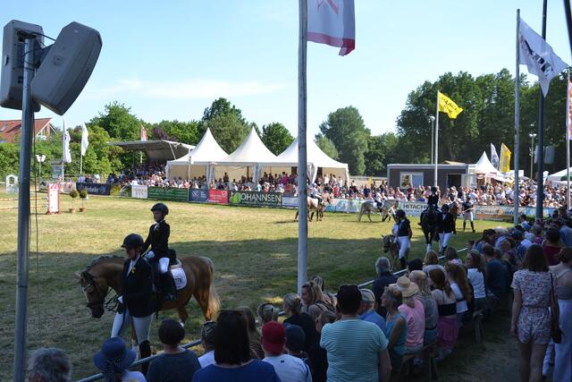 Auch der Reiternachwuchs kommt nicht zu kurz: Führzügelwettbeweb auf dem Hauptplatz  | Foto: sc
