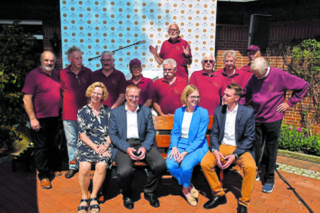 Sitzprobe auf der neuen Bank (v.li.): Ina und Axel Dierksen sowie Nele Landschof mit ihrem Bruder Sven Dierksen und die IGH- "Rentnergang" in der zweiten Reihe  | Foto: Axel-Holger Haase
