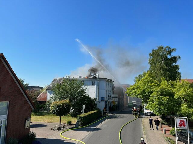 Auch aus Stade und Harsefeld waren die Drehleitern im Alten Land im Einsatz | Foto: Matthias Brandt