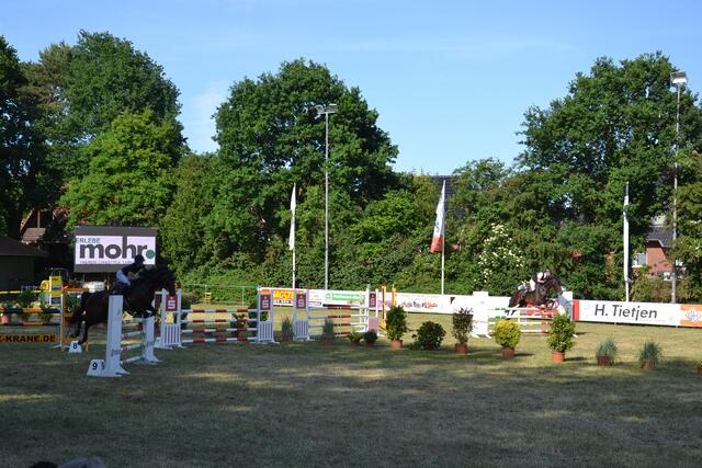 Das Finale des beliebten Zweikampfspringens der Klasse S*: Andreas Theurer (RV Rehagen-Hamburg) gegen Darya Yarmola (RV Zeven) | Foto: sc
