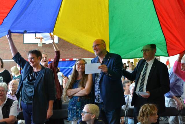 Zu den Ehrengästen gehörten u.a. Maren Kuhlmann (links am Schirm) sowie der Erste Kreisrat Josef Nießen und Bürgermeister Ronald Doll (v. re.) | Foto: bim