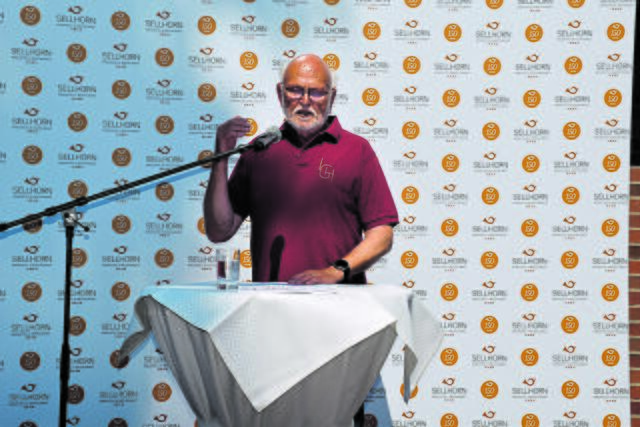 Friedhelm Nottorf überbrachte die Glückwünsche der IGH und überreichte eine Holzbank | Foto: Axel-Holger Haase