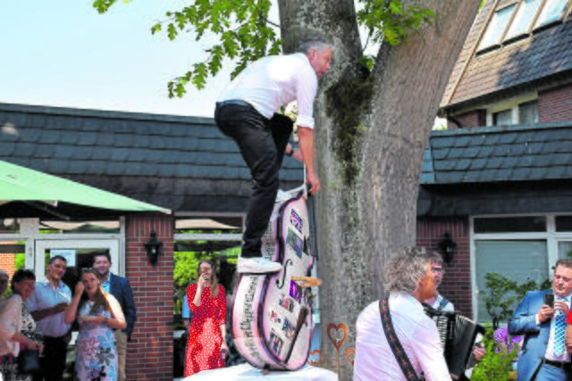 Da sprang der Bassist vor Freude schon sein Instrument | Foto: Axel-Holger Haase