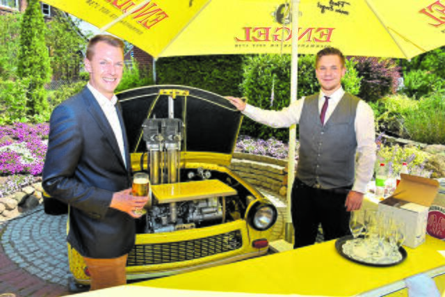 Sven Dierksen (li.) gönnt sich nach seiner Rede ein Bier | Foto: Axel-Holger Haase