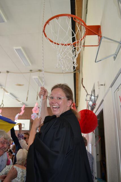 Zog am Segensschirm statt am Glockenseil: Pastorin Svenja Kluth | Foto: bim