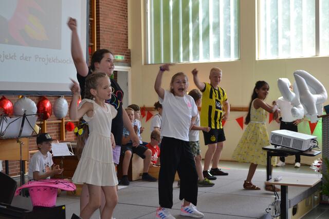 Einige Grundschülerinnen und -schüler hatten ein beeindruckendes Repertoire an Darbietungen zu Liedern der vergangenen 450 Jahre einstudiert | Foto: bim