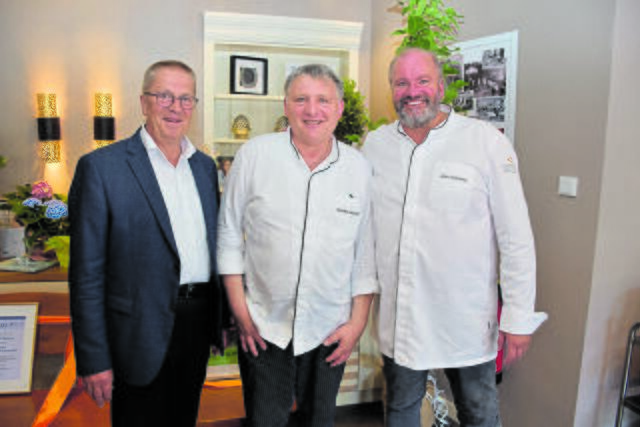 Senior-Chef Axel Dierksen (v. li.) mit Martin Haupt (stellvertretendem Küchenchef) und Jörn Sommer, Küchenleitung seit 17 Jahren | Foto: Axel-Holger Haase