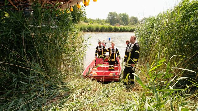 Die Feuerwehr Burweg war von der Wasserseite im Einsatz | Foto: Rolf Hillyer-Funke