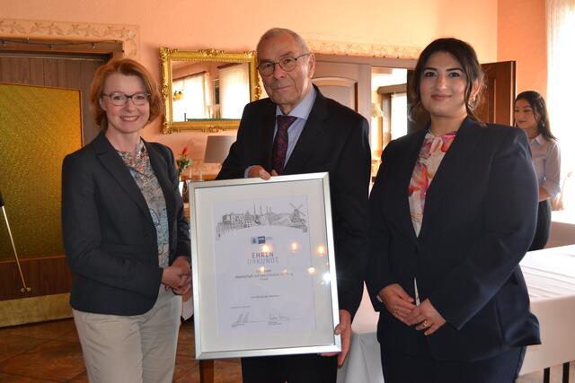 Ruth Staudenmayer, Vizepräsidentin der IHK Lüneburg-Wolfsburg überreichte die Urkunde zum Jubiläum | Foto: bim