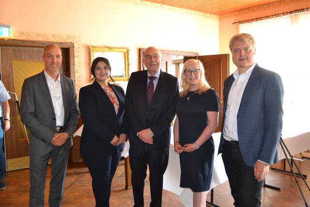 Elcin und Lothar Kurze (2. und 3. v.li.): mit den Ehrengästen (v. li.): Erster Samtgemeinderat Stefan Walnsch, Bürgermeisterin Nadja Weippert und Samtgemeinde-Bürgermeister Dr. Peter Dörsam  | Foto: bim