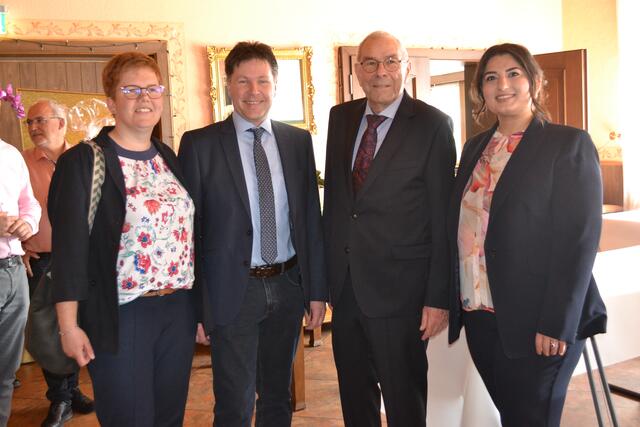 Lothar und Elcin Kurze mit Familie Friesecke | Foto: bim