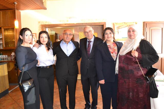 Lothar und Elcin Kurze (2. und 3. v. re.) mit (v. li.): Songül Kizil, Roseline Kizil, Burhan Kizil und Esma Kizil | Foto: bim