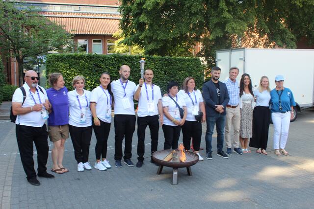 Sportler Sergo Gvaradze (6. v. li.) trug das Feuer beim Fackellauf durch Buchholz | Foto: pm