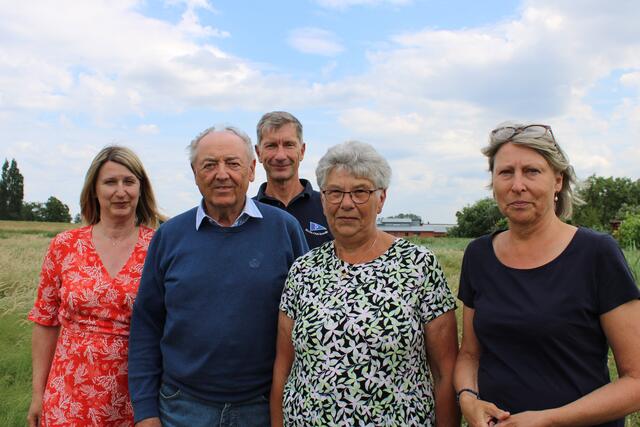Anwohner der Straße Oversand sind sauer, dass sie nicht an der Planung beteiligt und nicht einmal informiert wurden: Babett Keßler (v. li.), Detlef Römhild, Michael Keßler, Gisela Römhild und Jutta Pielberg-Kulossa | Foto: pöp