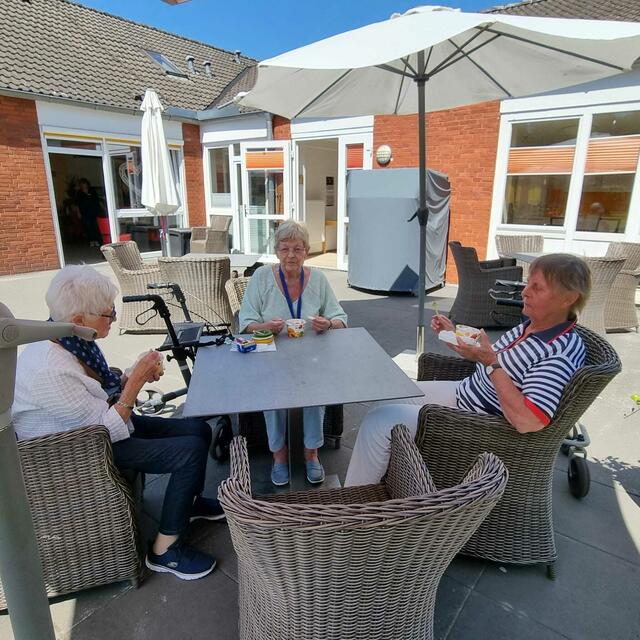 Eisgenuss auf der Terrasse | Foto: Klosterfeld