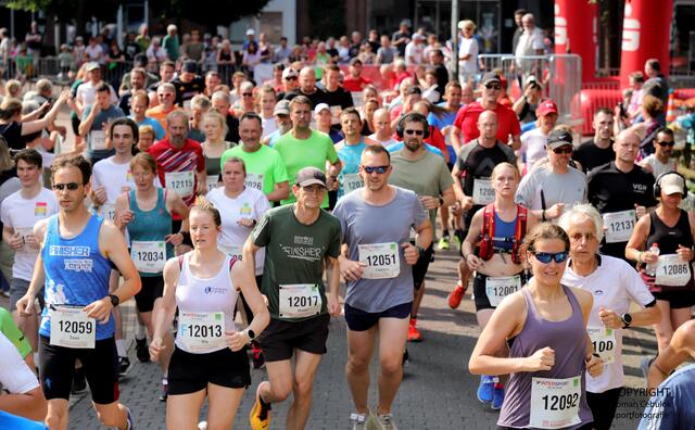 Start frei! Trotz extremer Hitze wurde auch 10-Kilometer-Lauf um den Cup der Sparkasse Harburg-Buxtehude für alle Läuferinnen und Läufer zu einem tollen Gemeinschaftserlebnis | Foto: cc