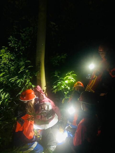 Durchaus realistisch: Die Jugendfeuerwehrleute simulieren eine nächtliche Vermisstensuche. | Foto: Freiwillige Feuerwehr Wiepenkathen