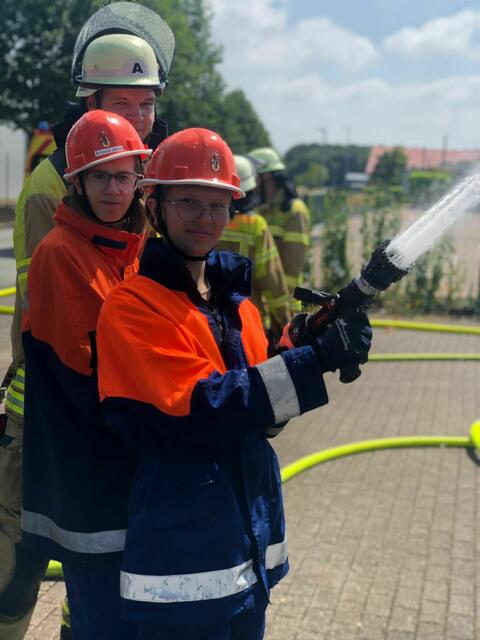 Jeder Handgriff sitzt: Auf den Löschangriff haben sich die Jugendfeuerwehrleute oft vorbereitet. | Foto: Freiwillige Feuerwehr Wiepenkathen