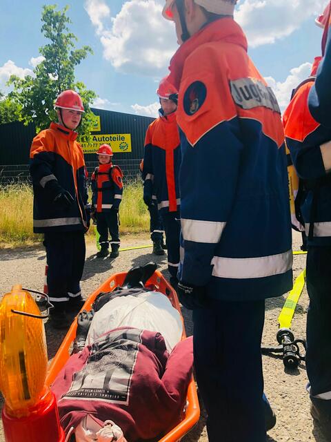 Auch die Rettung von Verletzten gehört zum Programm. | Foto: Freiwillige Feuerwehr Wiepenkathen