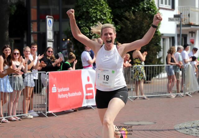 So schön jubelte Sandra Meyer-Lindhoff (MTV Marxen), die als schnellste Frau auf der 5,3-Km-Strecke das Ziel erreichte | Foto: cc