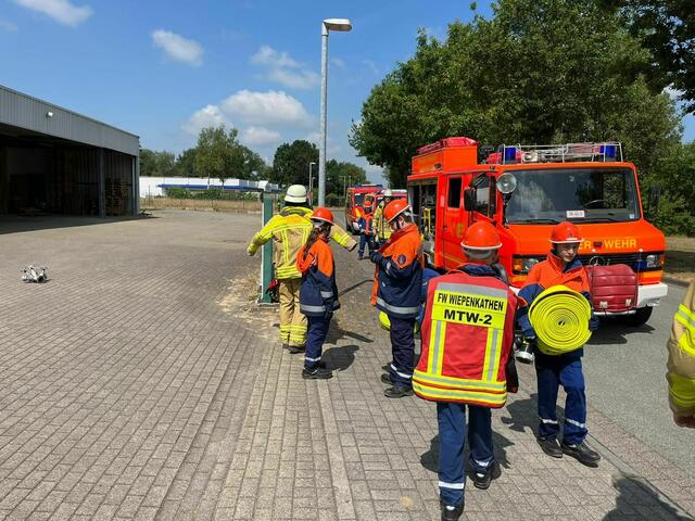 Los geht's: Die Jugendfeuerwehr fährt eine Einsatzübung. | Foto: Freiwillige Feuerwehr Wiepenkathen