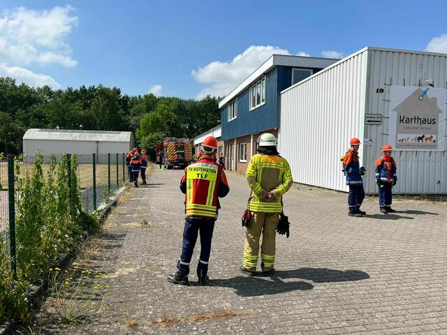 Die Jugendfeuerwehr probt den Ernstfall - hier im Rahmen einer Übung bei einem örtlichen Gewerbebetrieb. | Foto: Freiwillige Feuerwehr Wiepenkathen